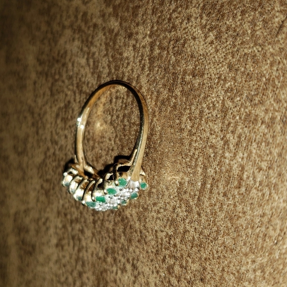 10K Emerald and Diamond Ring Size 7 - Picture 3 of 4